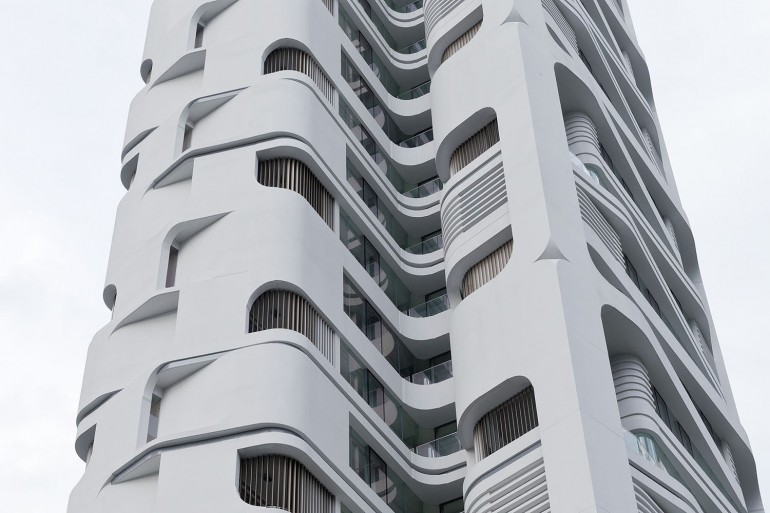 Chi tiết của tấm liên khóa của mặt tiền.  Ardmore Residence, Singapore, bởi Liên Hiệp Quốc Stud ...